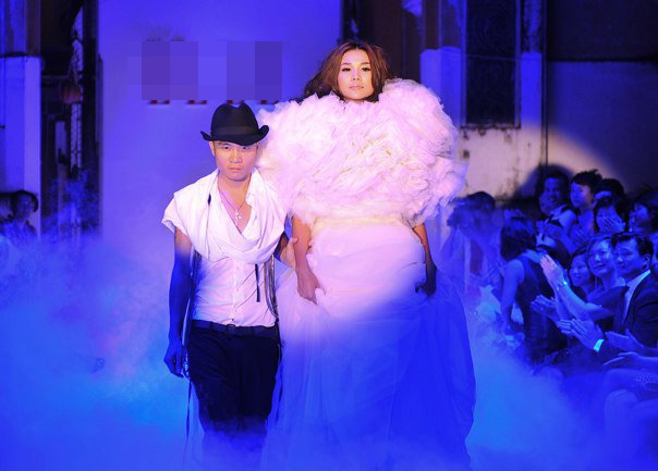 
Lần đầu tiên Thanh Hằng trình diễn ở vị trí cuối cùng trong bộ sưu tập của Đỗ Mạnh Cường là trên sàn diễn Elle Fashion Show 2010 với bộ sưu tập mang tên Mây.